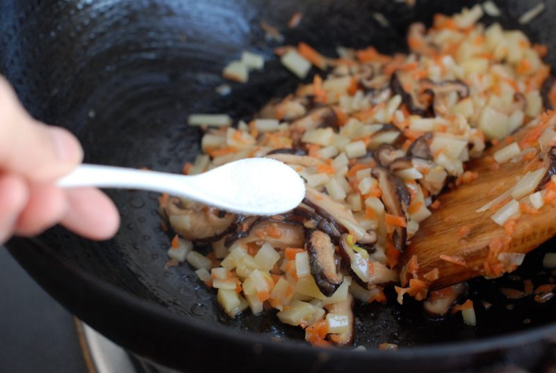 Steps for Cooking Sausage and Mixed Vegetable Braised Rice