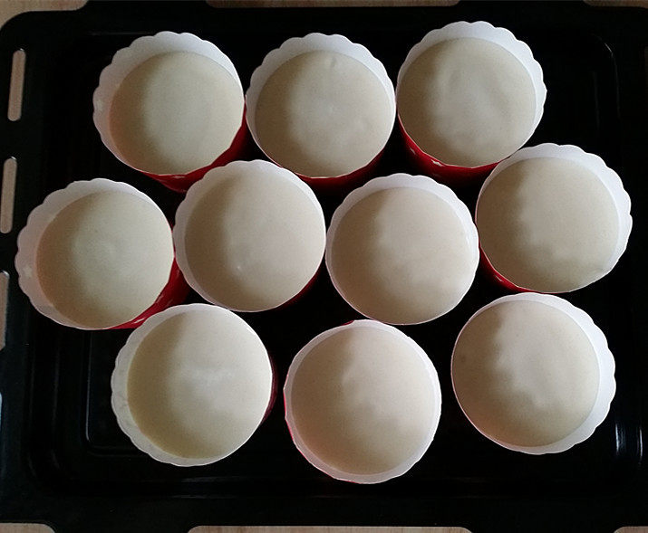 Steps for Making Hong Qu La Hua Paper Cup Cake