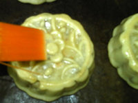 Steps for Making Traditional Cantonese Five-Nut Mooncake