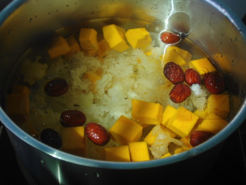 Steps for Cooking Pumpkin Soup with Red Dates and Tremella