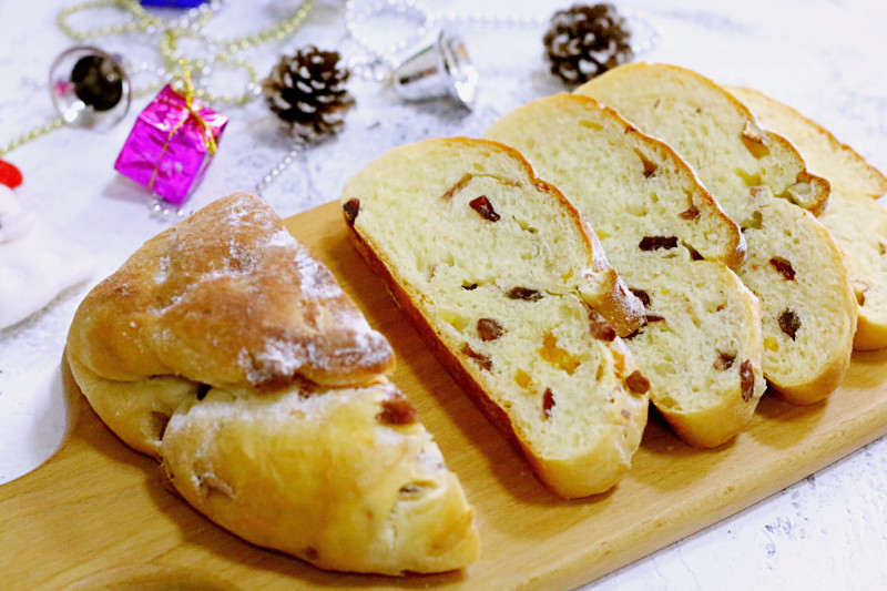 Steps to Make Christmas Stollen Bread