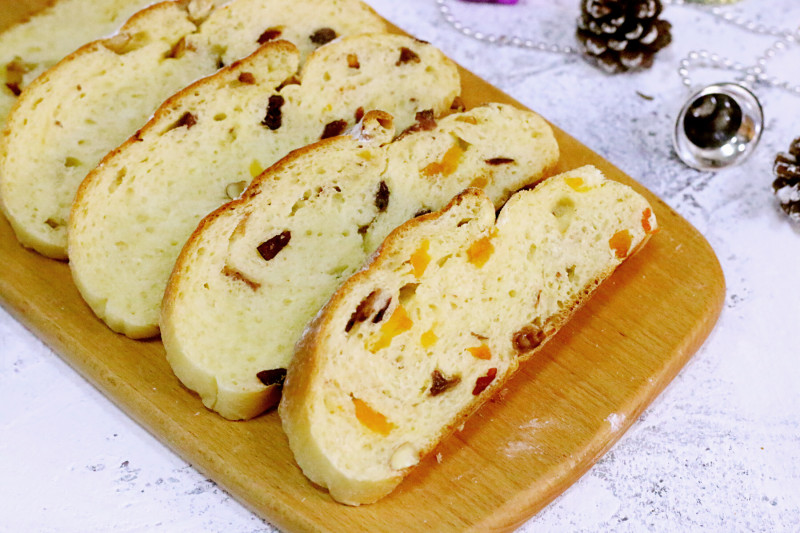 Steps to Make Christmas Stollen Bread