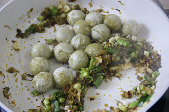 Unique Yunnan Specialty Dish - Pickled Vegetable Stir-Fried Glutinous Rice Balls Cooking Steps