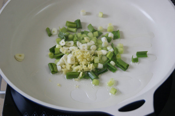 Unique Yunnan Specialty Dish - Pickled Vegetable Stir-Fried Glutinous Rice Balls Cooking Steps