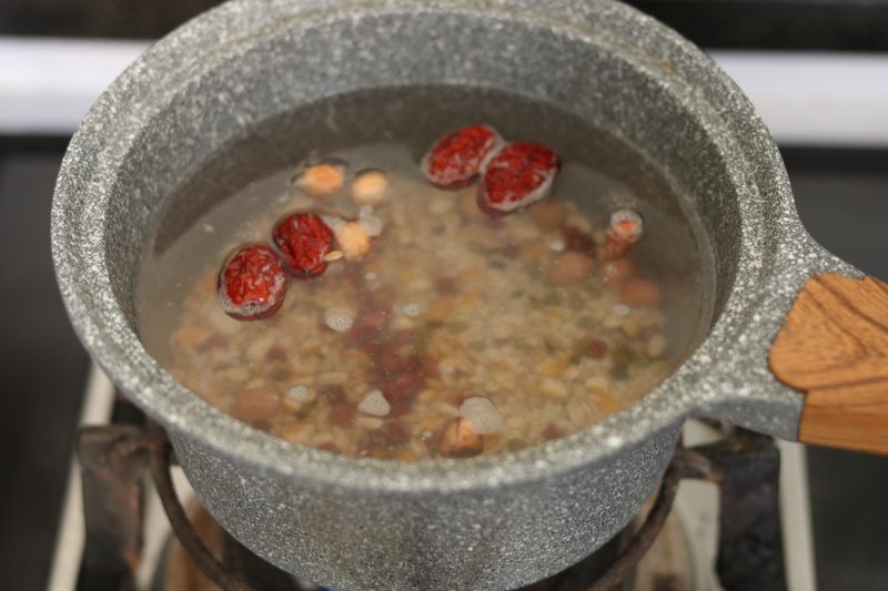 Steps for making Eight Treasure Mixed Grain Porridge with Broken Wall Machine