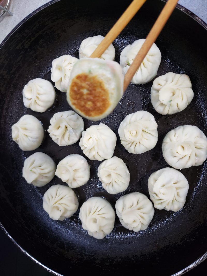 Step-by-step Instructions for Quick and Easy, Thin-skinned and Delicious Vegetarian Pan-fried Buns