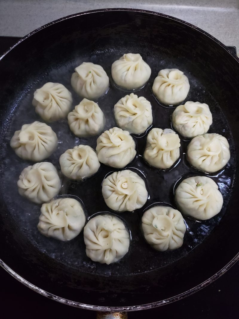 Step-by-step Instructions for Quick and Easy, Thin-skinned and Delicious Vegetarian Pan-fried Buns