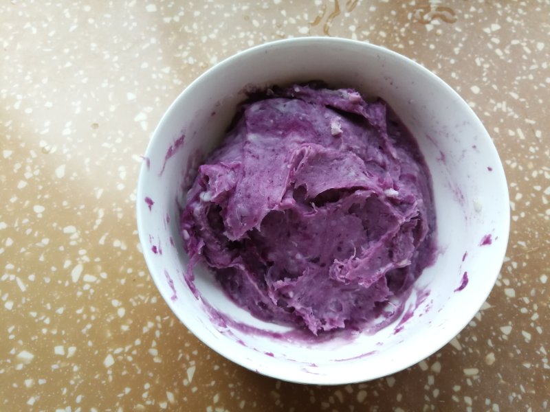 Steps for Making Purple Sweet Potato and Taro Paste Sandwich