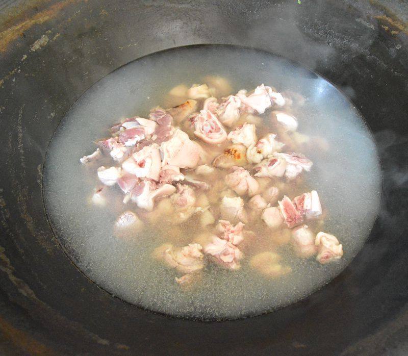 Steps for Making Scented Perilla Steamed Pig Trotters