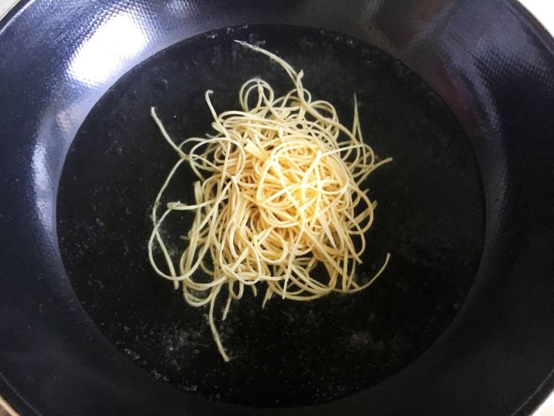 Steps for cooking Shui Zhu Gan Si (Boiled Dried Bean Curd Threads)