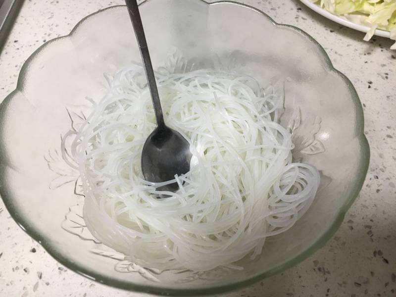 Step-by-Step Guide to Cooking Cabbage and Vermicelli Stir-Fried with Eggs