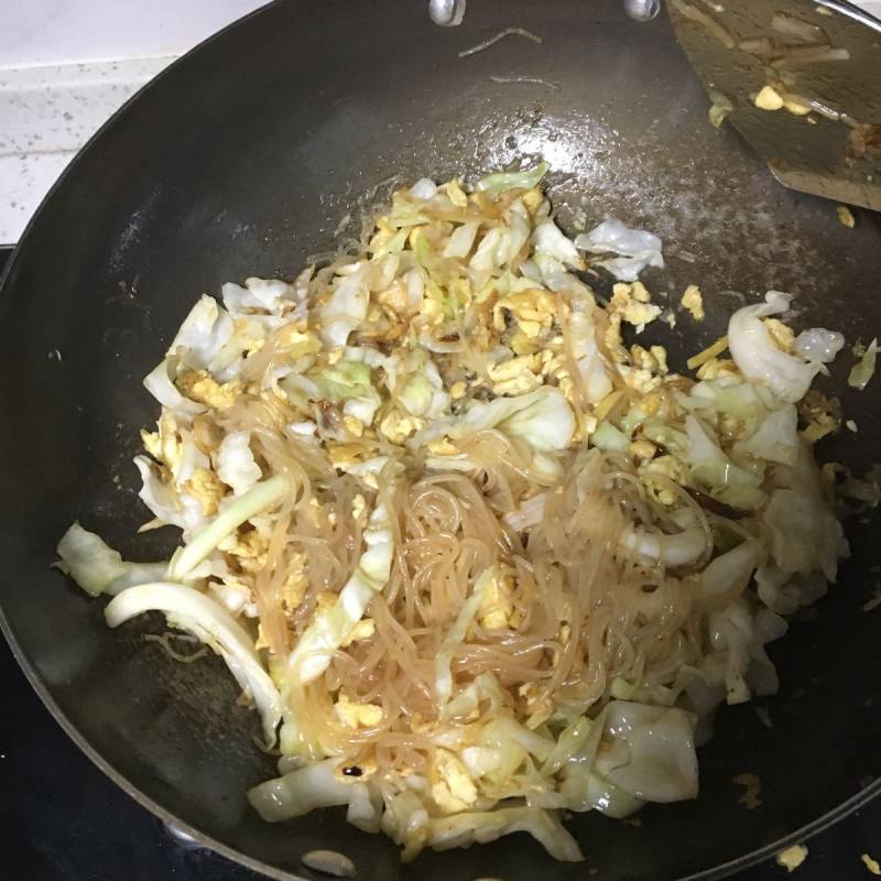 Step-by-Step Guide to Cooking Cabbage and Vermicelli Stir-Fried with Eggs