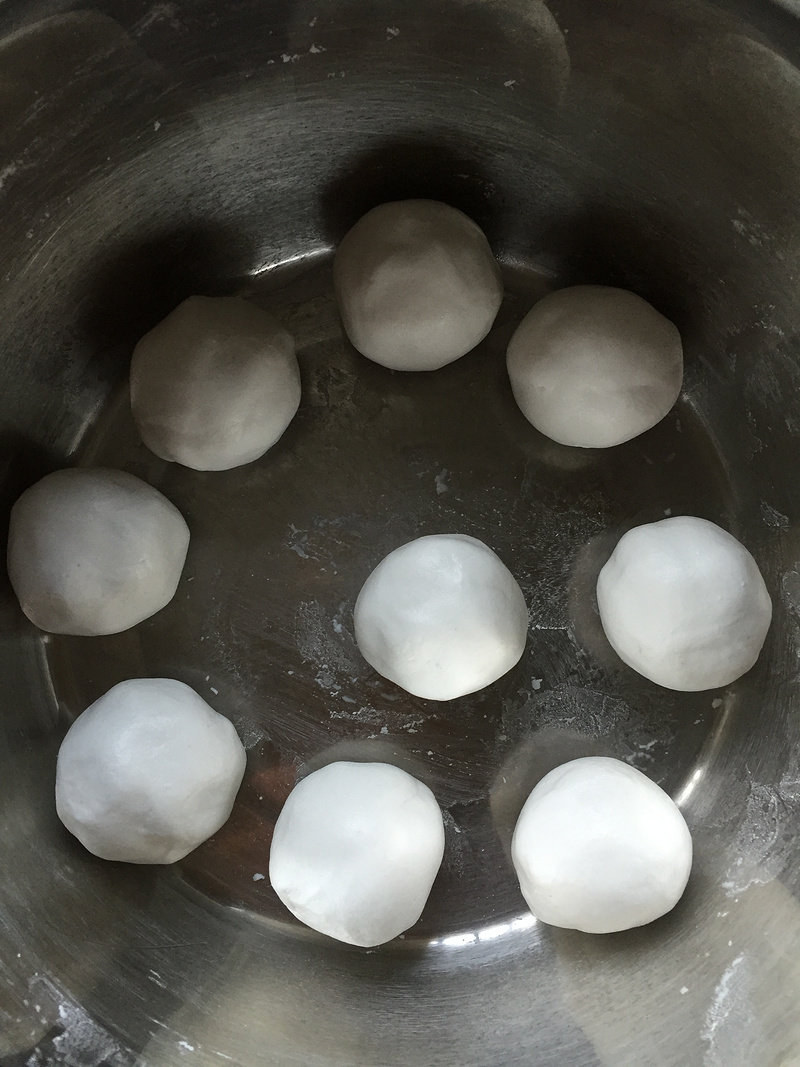 Steps for Making Black Sesame Glutinous Rice Balls (with Filling Recipe)