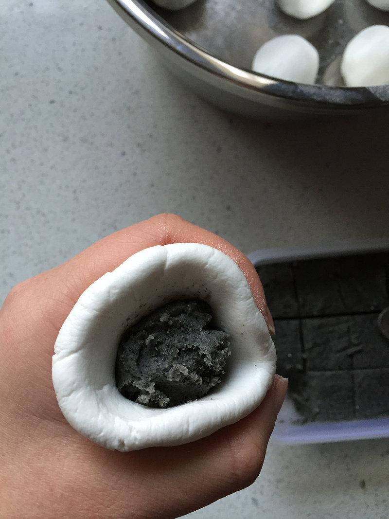 Steps for Making Black Sesame Glutinous Rice Balls (with Filling Recipe)