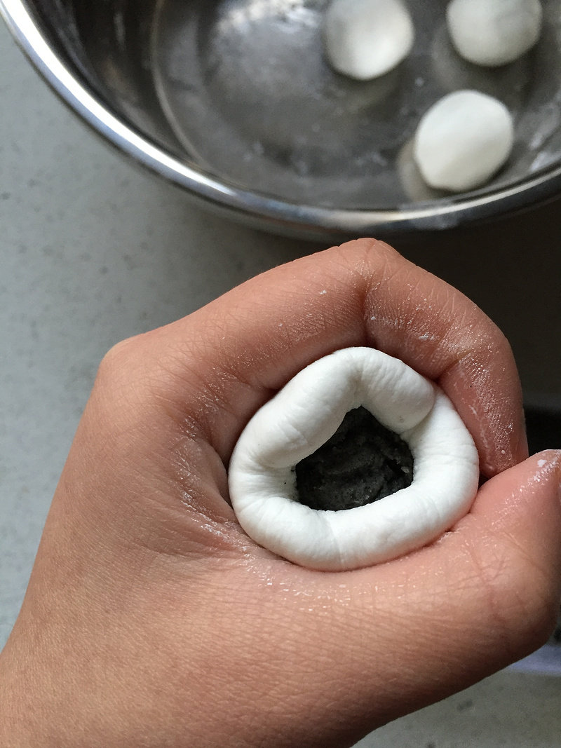 Steps for Making Black Sesame Glutinous Rice Balls (with Filling Recipe)