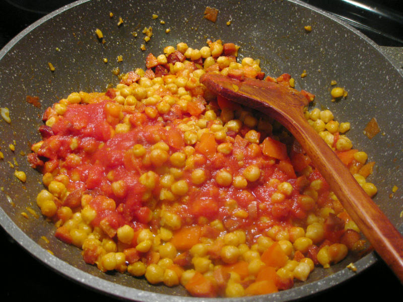 Step-by-Step Cooking Instructions for Eggplant Chickpeas in Tomato Sauce