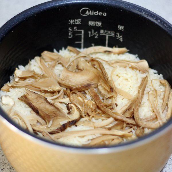 Delicious and Nutritious Braised Rice - Matsutake Mushroom Braised Rice Cooking Steps