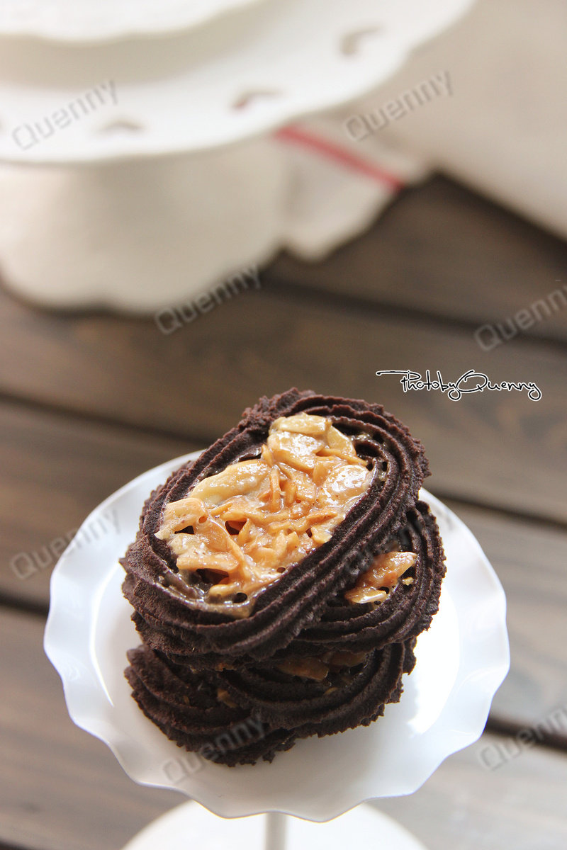 Cocoa Flavored Roman Shield Cookies