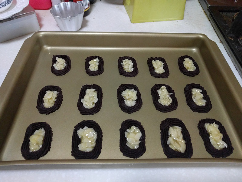 Steps for making Cocoa Flavored Roman Shield Cookies