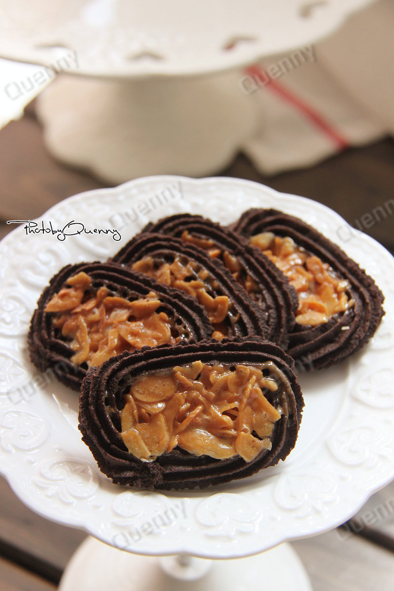 Cocoa Flavored Roman Shield Cookies