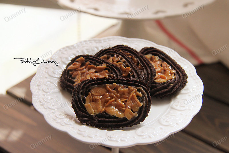 Cocoa Flavored Roman Shield Cookies