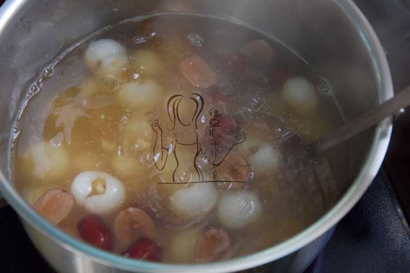 Steps for making Longan and Red Date Sweet Soup