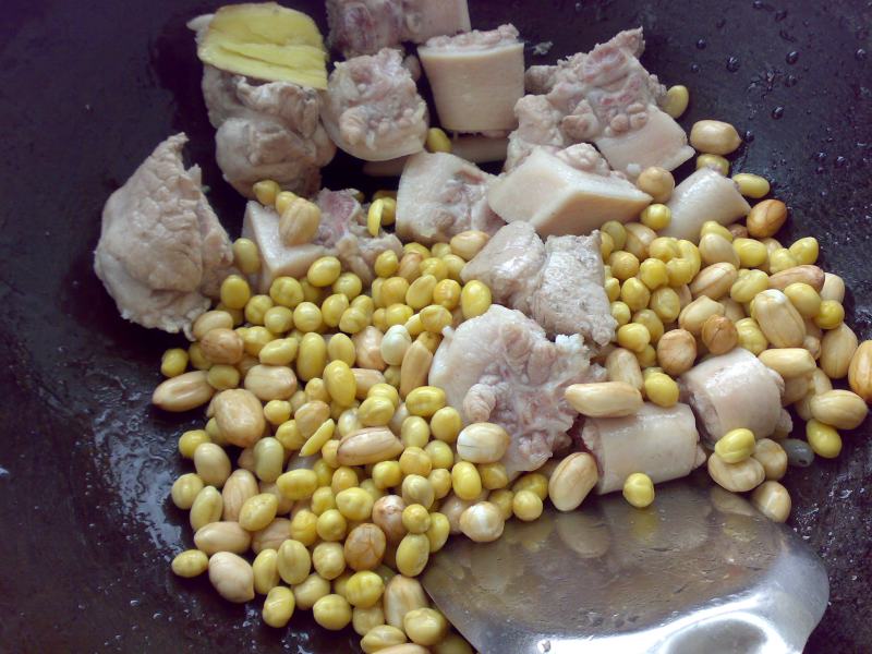 Steps for Braised Pork Tails with Peanuts and Soybeans