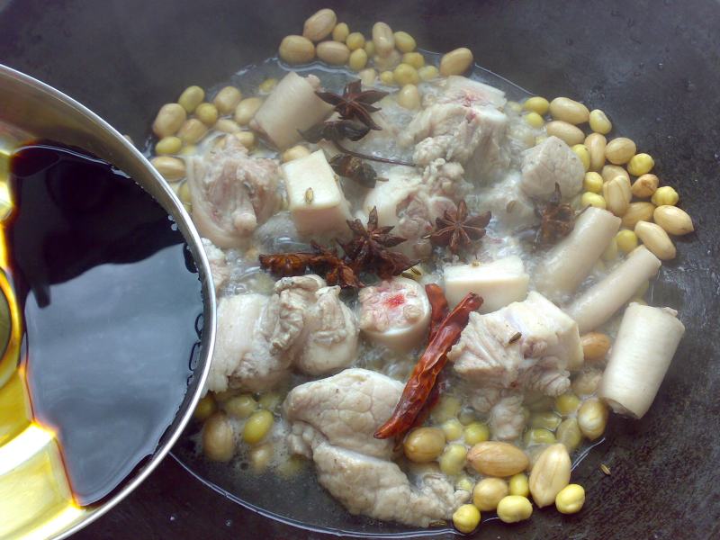 Steps for Braised Pork Tails with Peanuts and Soybeans