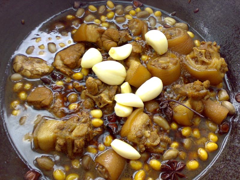 Steps for Braised Pork Tails with Peanuts and Soybeans