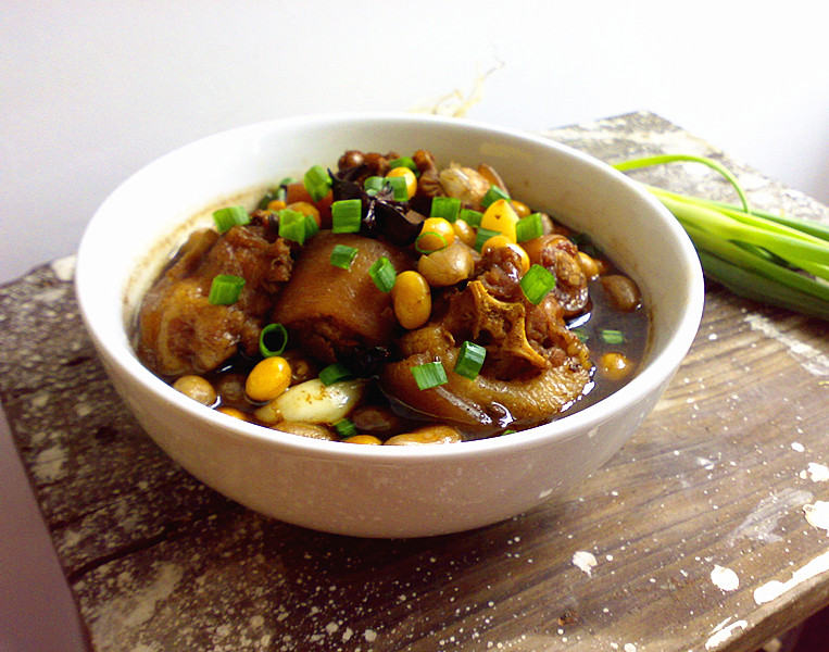 Braised Pork Tails with Peanuts and Soybeans