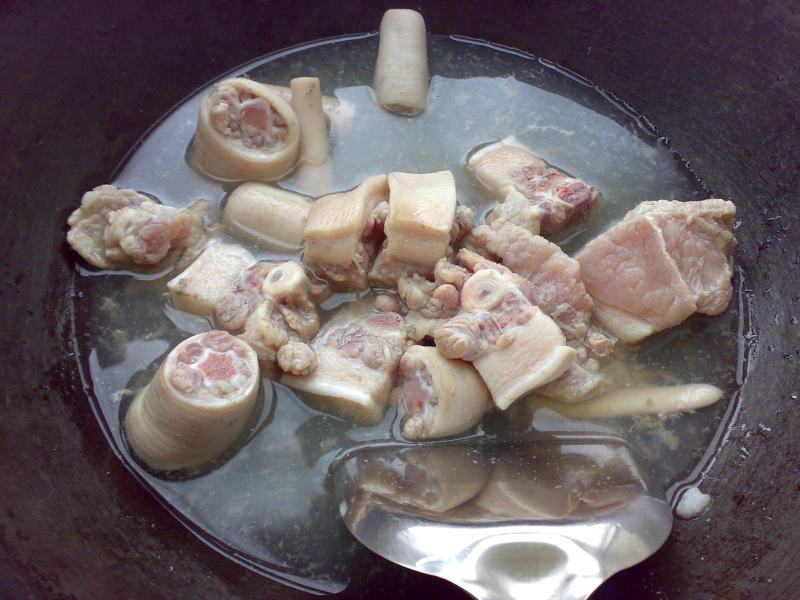 Steps for Braised Pork Tails with Peanuts and Soybeans