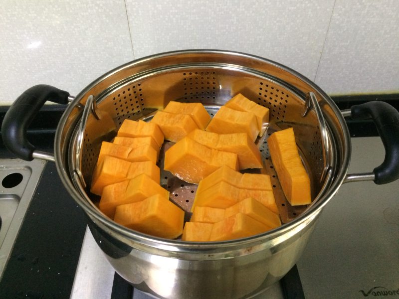 Steps for Making Pumpkin Steamed Cake