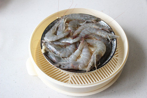 Steps for Cooking Shrimp and Enoki Mushroom - Microwave Version