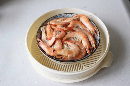 Steps for Cooking Shrimp and Enoki Mushroom - Microwave Version