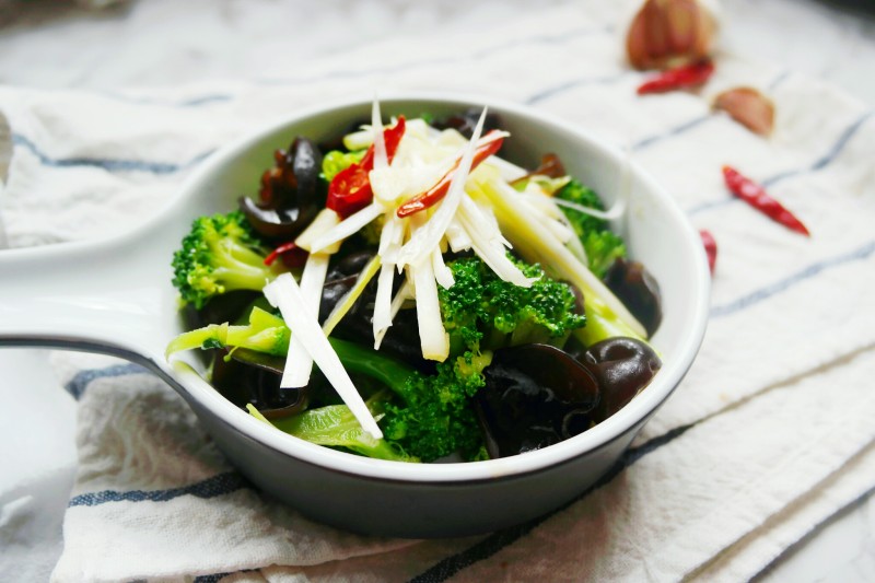 Stir-Fried Wood Ear and Broccoli