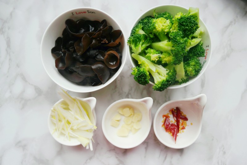 Steps for Making Stir-Fried Wood Ear and Broccoli