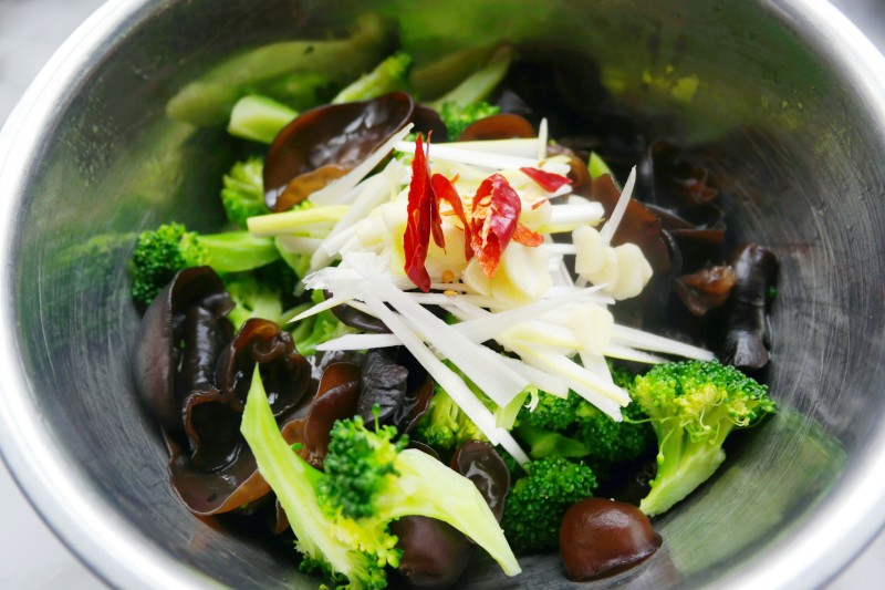 Steps for Making Stir-Fried Wood Ear and Broccoli