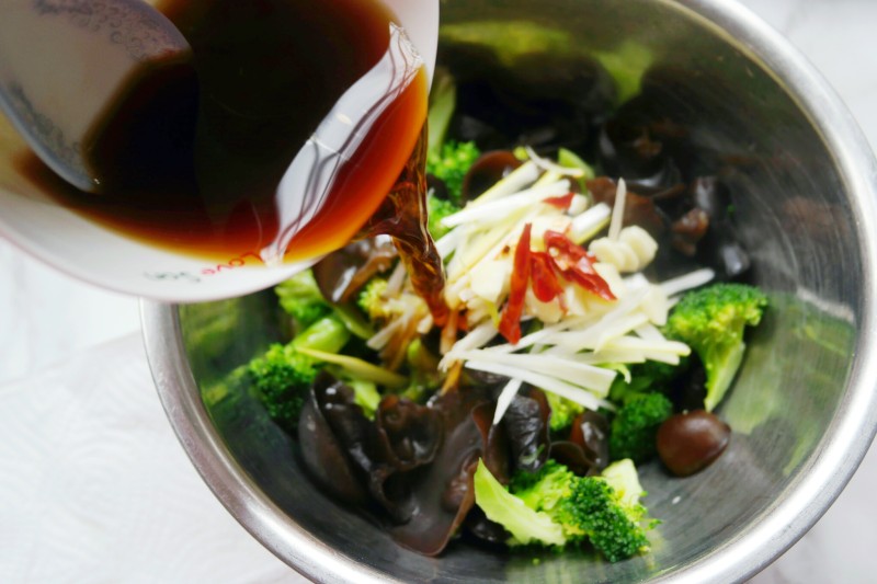 Steps for Making Stir-Fried Wood Ear and Broccoli