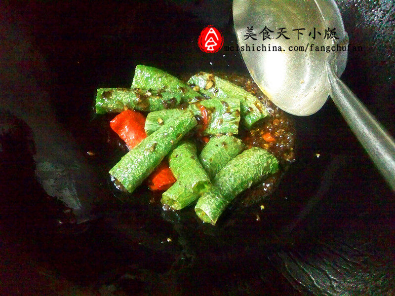 Detailed Steps for Cooking Classic Home-cooked Dish: Fermented Black Bean Tiger Skin Shishito Peppers