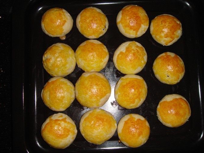 Steps for Making Egg Yolk Pastry