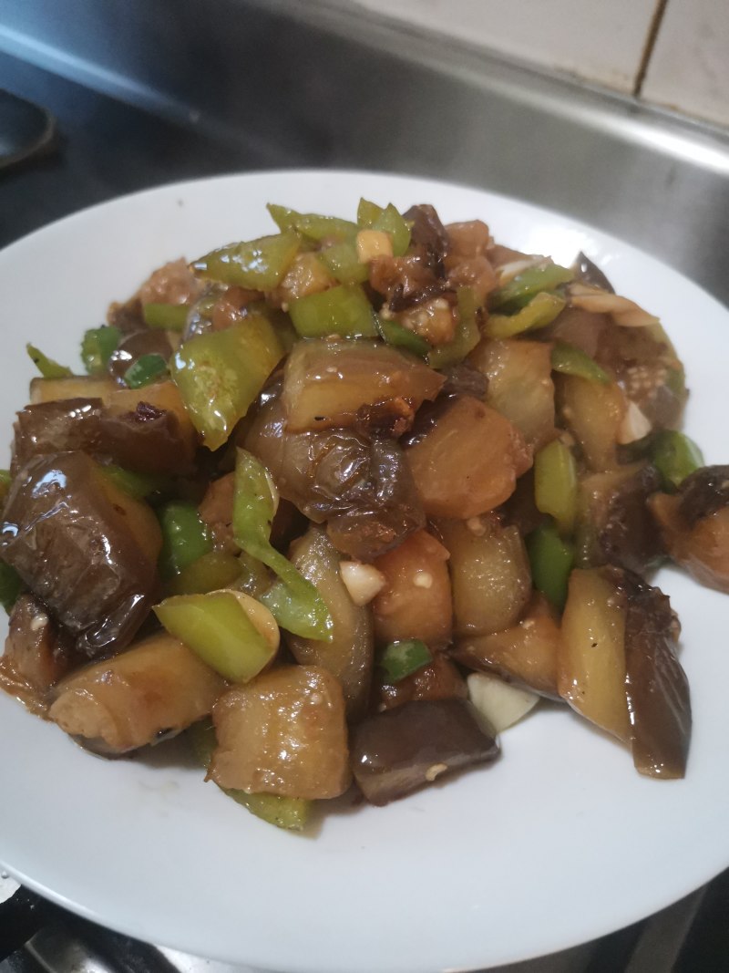 Quick and Low-Oil Green Pepper and Eggplant Stir-Fry