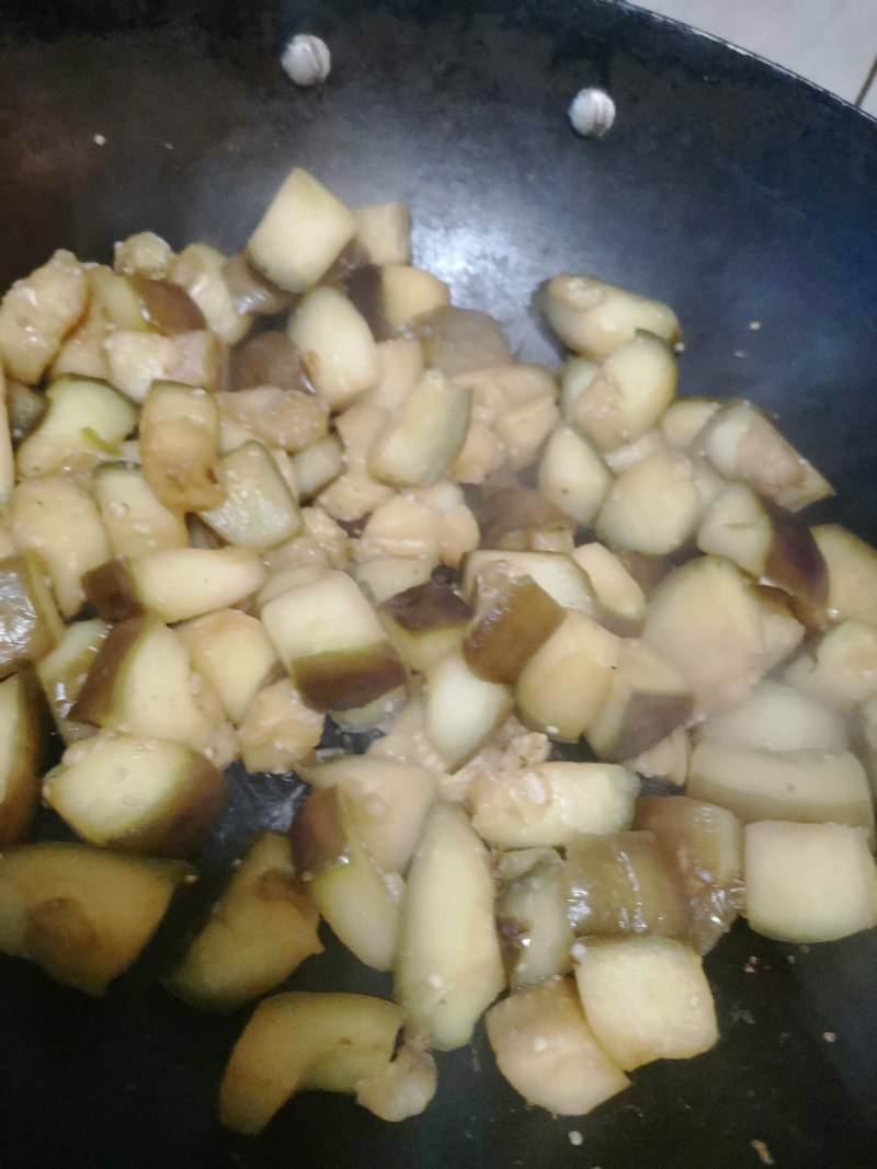 Detailed Steps for Quick and Low-Oil Green Pepper and Eggplant Stir-Fry