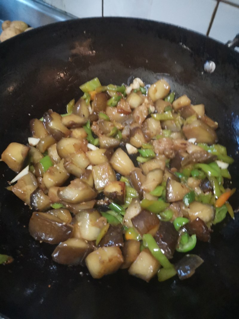 Detailed Steps for Quick and Low-Oil Green Pepper and Eggplant Stir-Fry