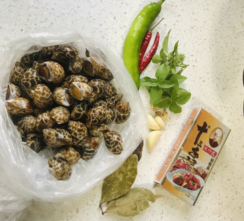 Detailed Steps for Braised Spicy Sea Snails in Clay Pot