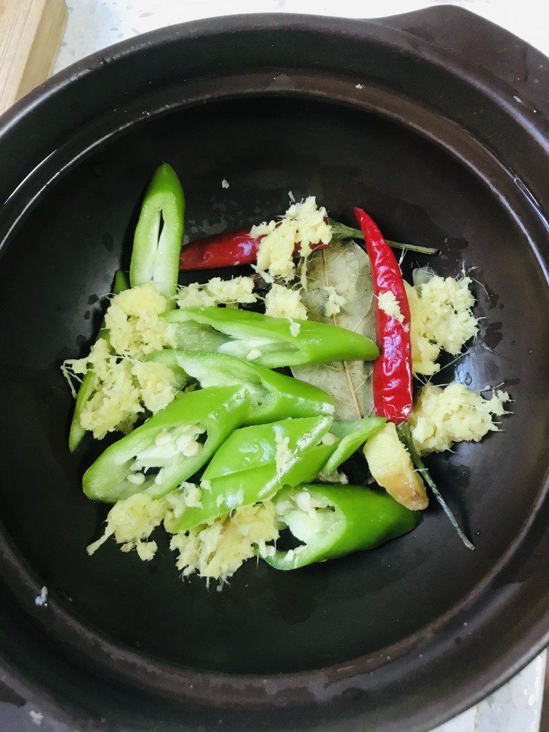 Detailed Steps for Braised Spicy Sea Snails in Clay Pot