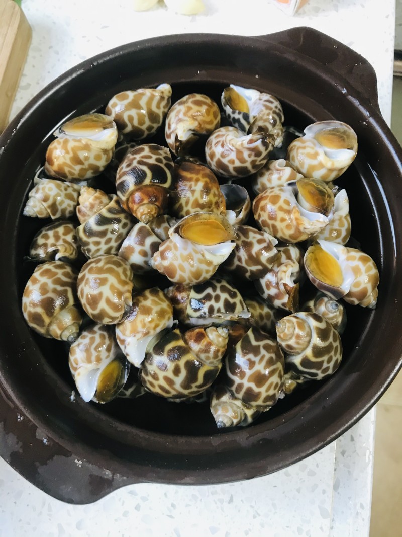 Detailed Steps for Braised Spicy Sea Snails in Clay Pot