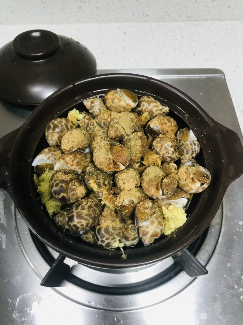 Detailed Steps for Braised Spicy Sea Snails in Clay Pot