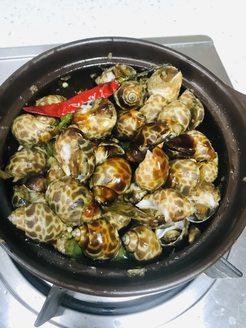 Detailed Steps for Braised Spicy Sea Snails in Clay Pot