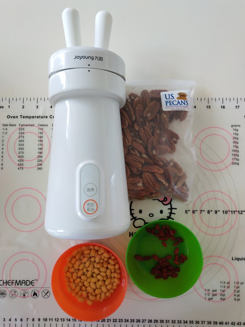 Steps for Making Almond and Goji Berry Soy Milk