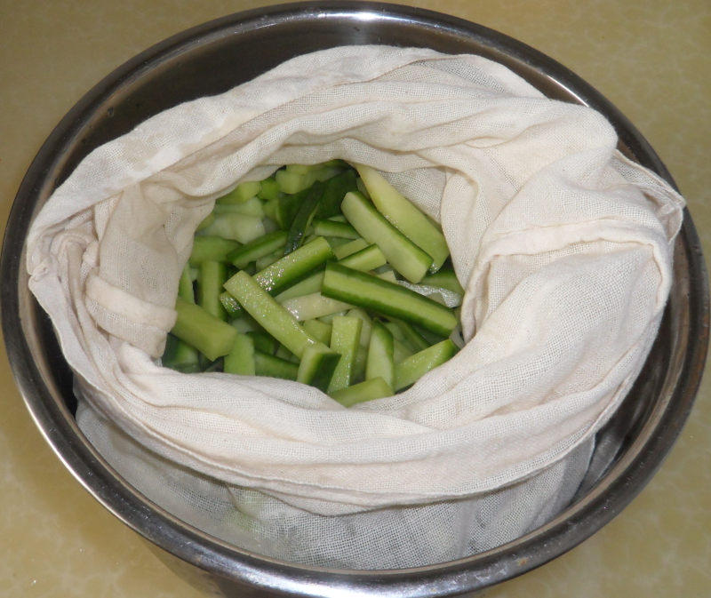 Steps for Making Spicy and Flavorful Dried Radish Slices